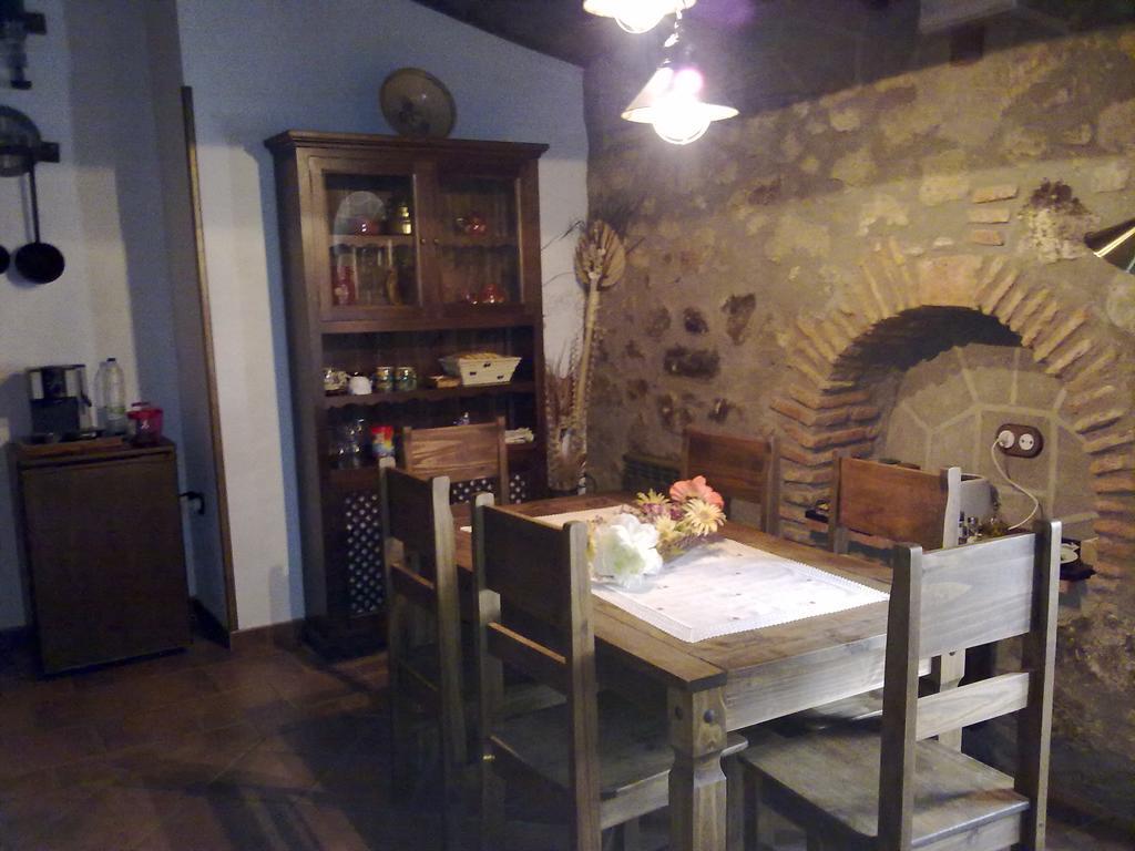 Casa Rural La Chimenea Navas Del Madrono Bagian luar foto